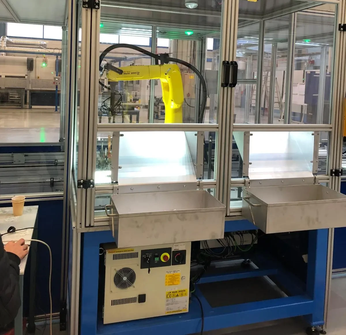 Ligne de fabrication avec un robot