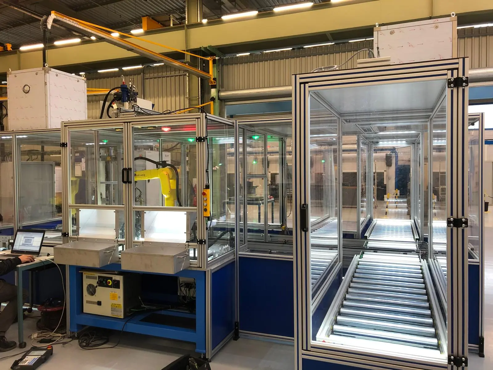 Ligne d'assemblage avec plusieurs robots FANUC