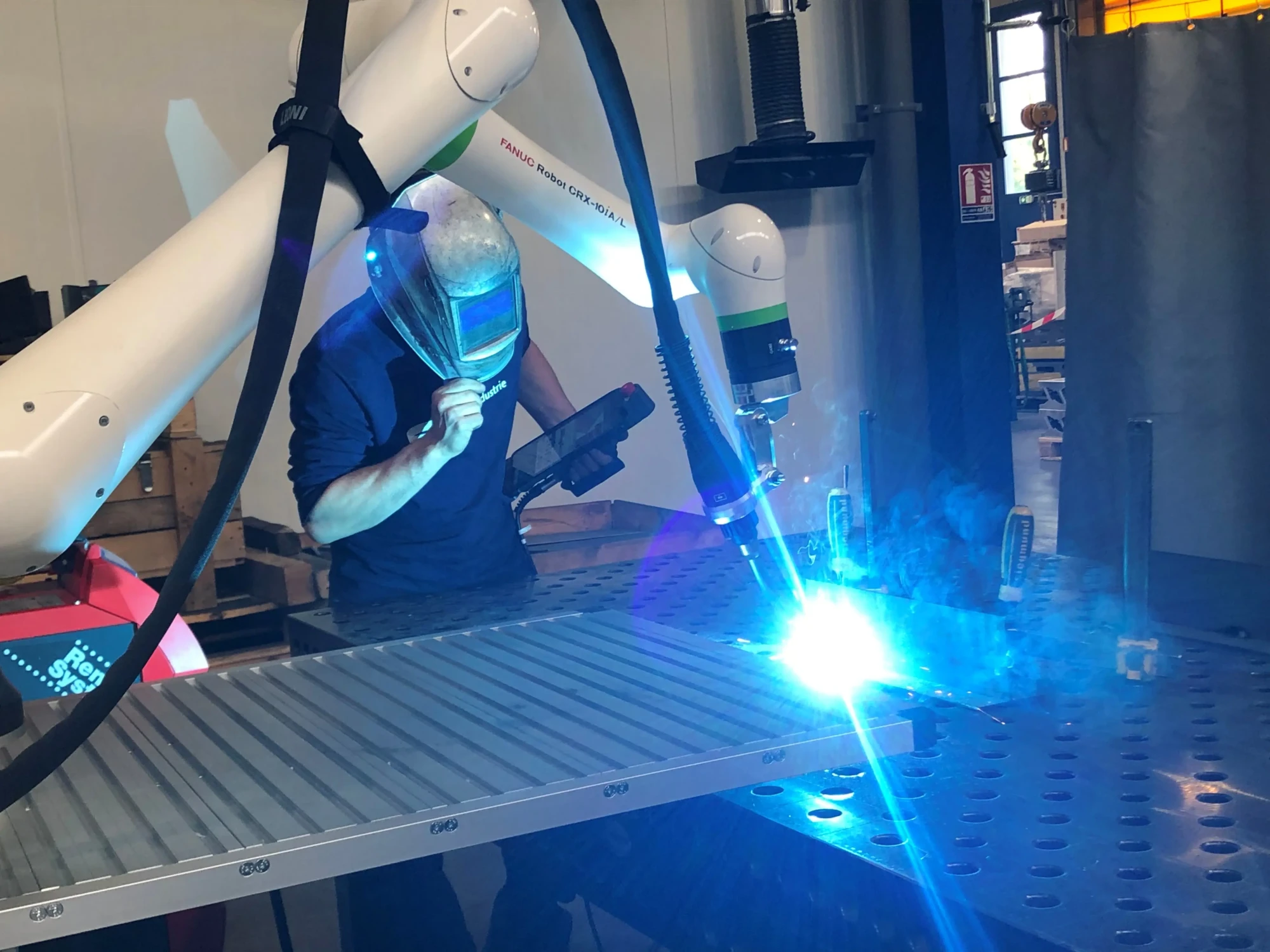 Opérateur en train de souder avec un cobot