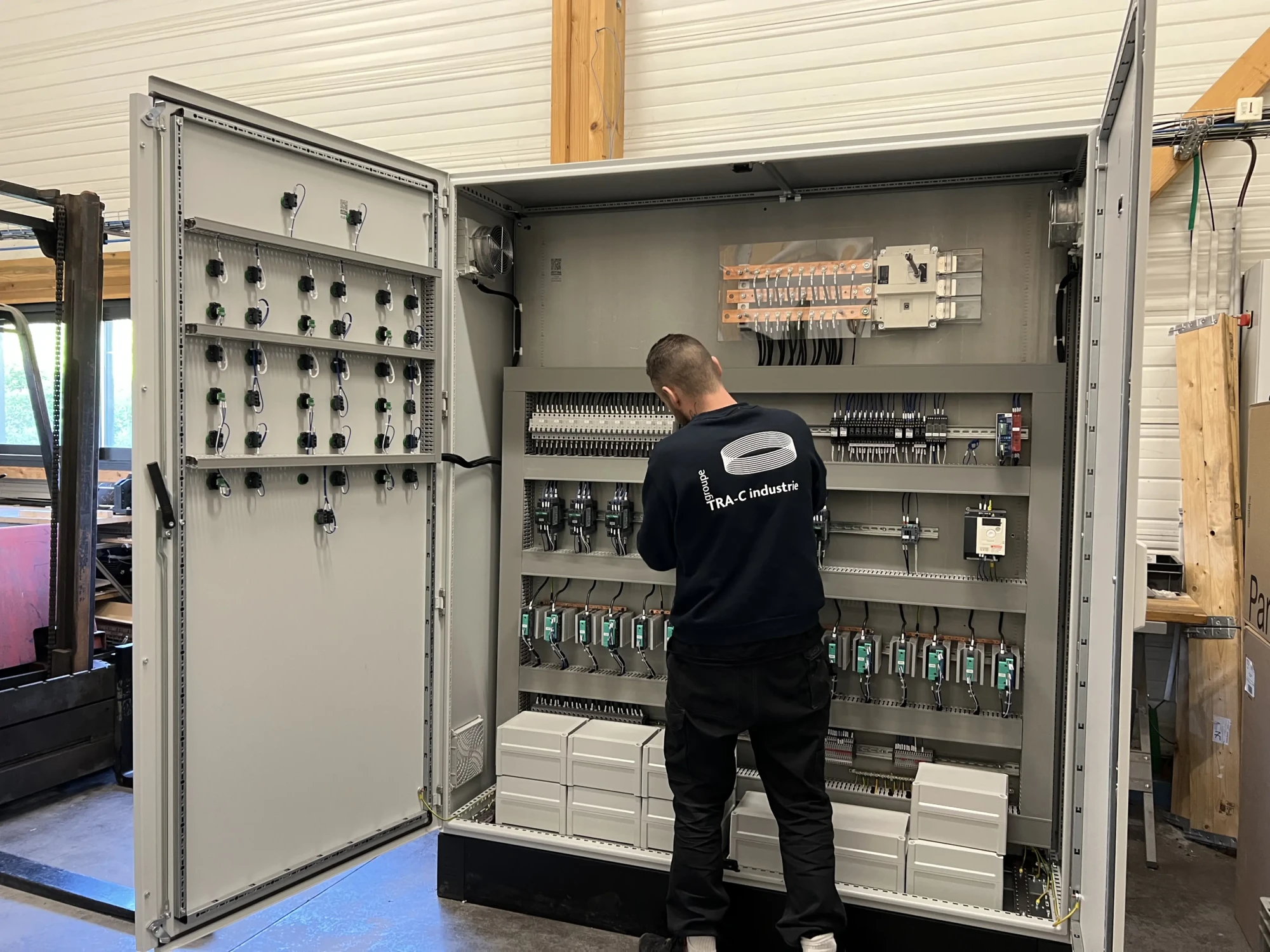 Câblage d'une grande armoire électrique