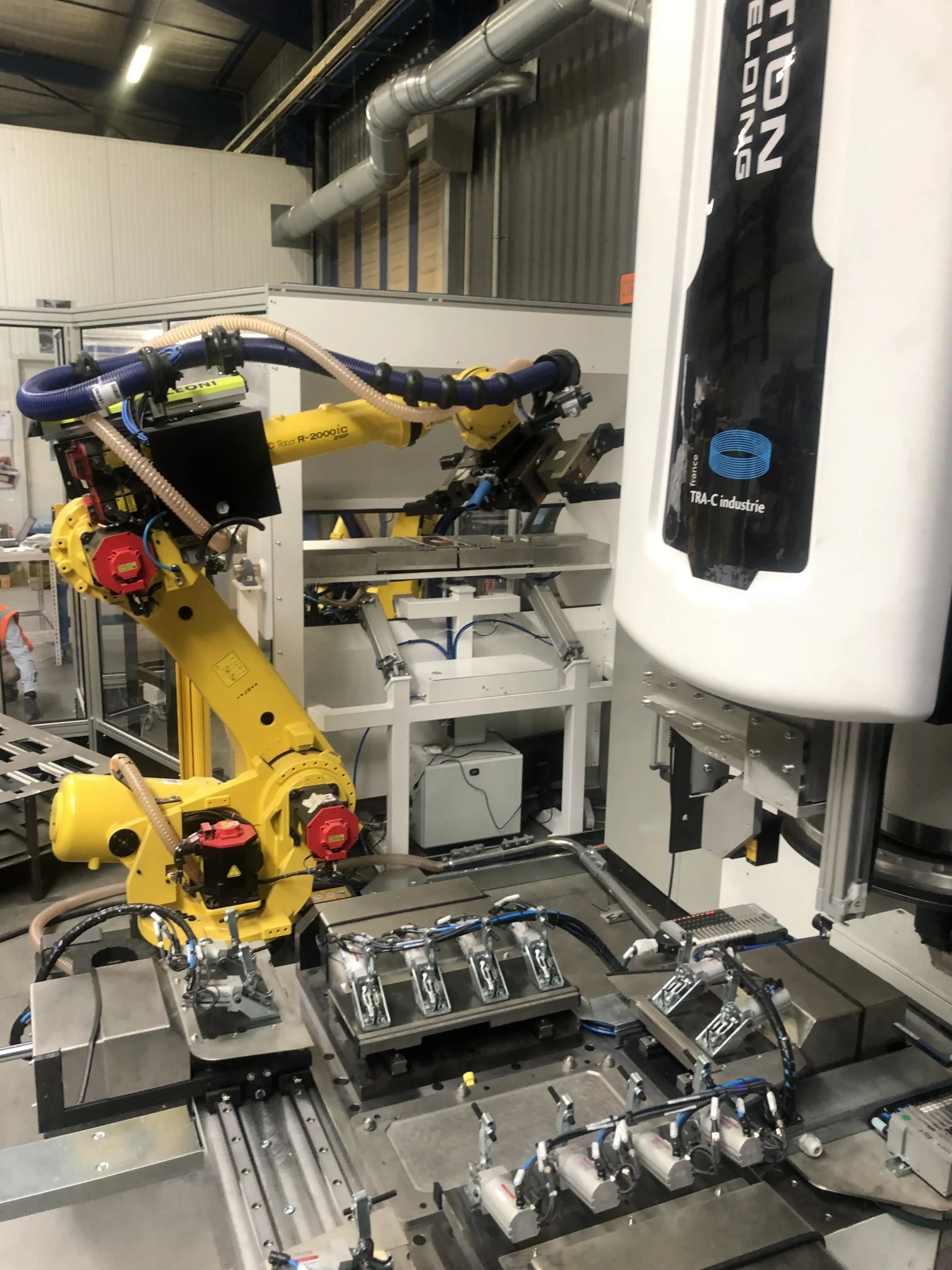 partie d'une cellule automatisée avec machine FSW et robot de préhension