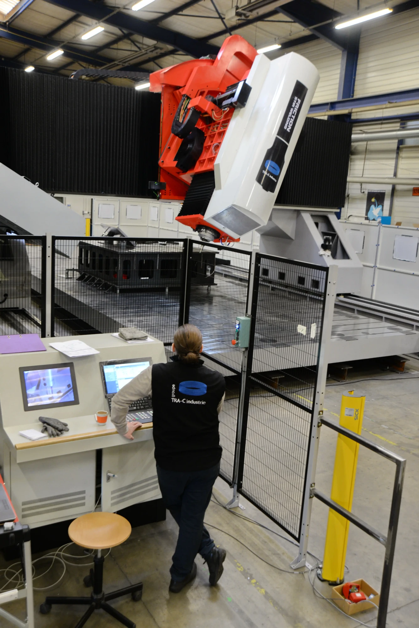 Opérateur vérifiant une soudure FSW