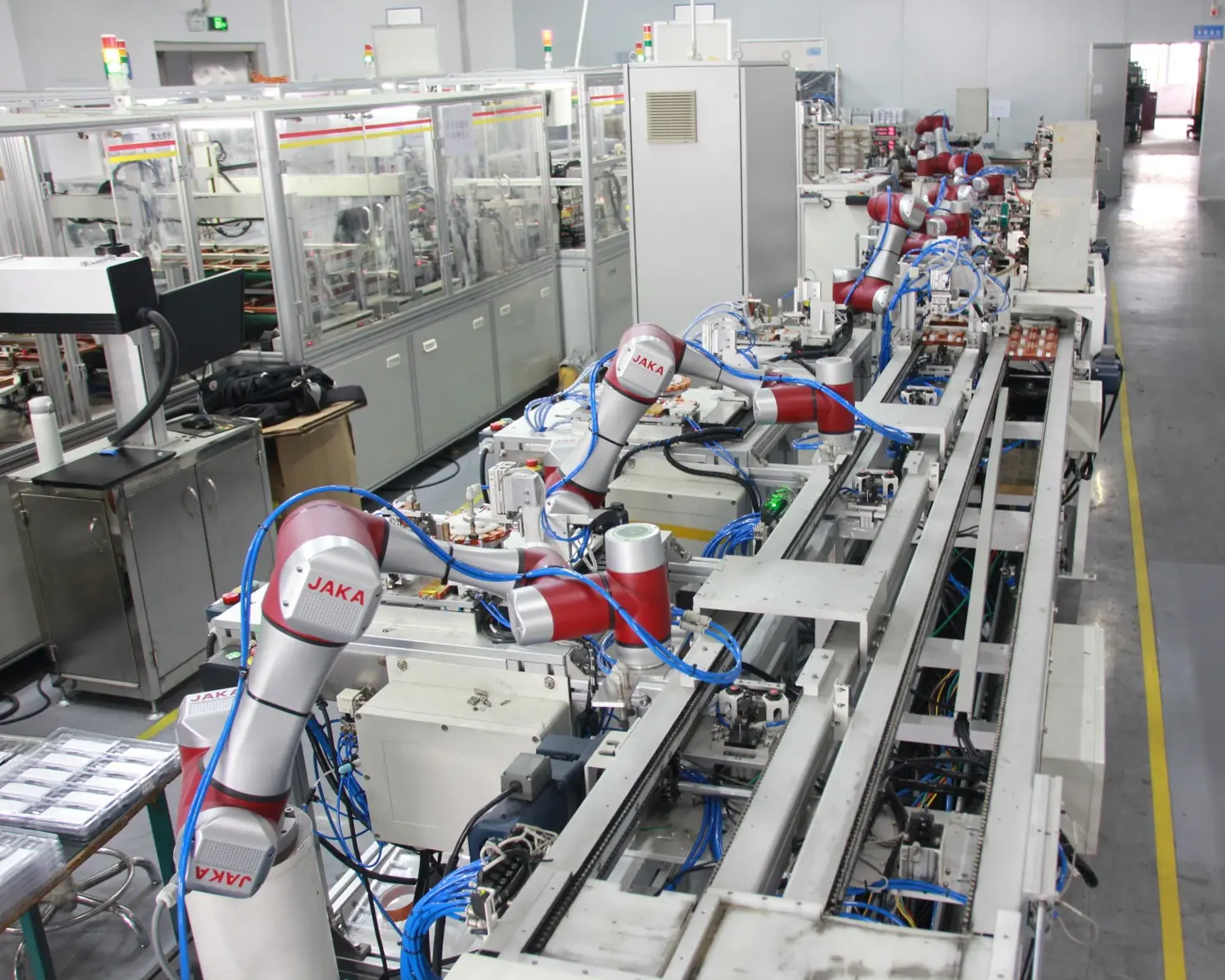 ligne d'assemblage composé de cobots JAKA